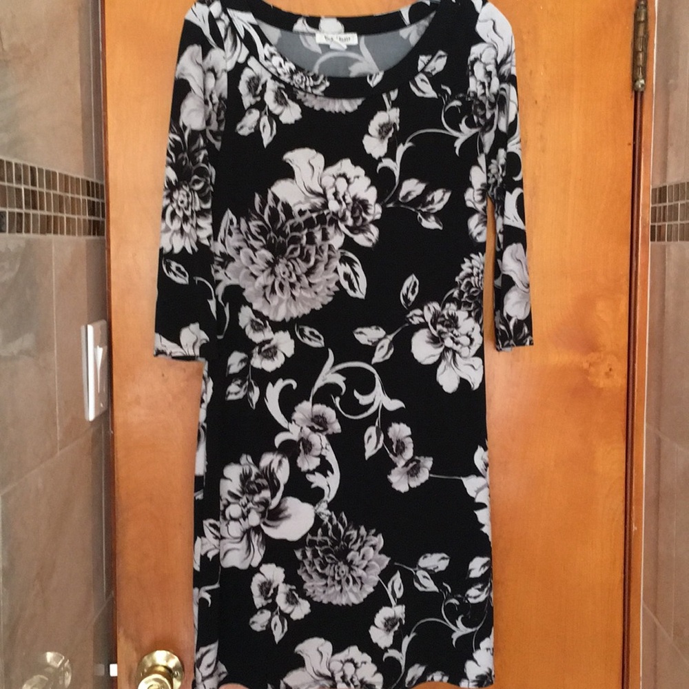 White House. Black Market. Long sleeve shift.